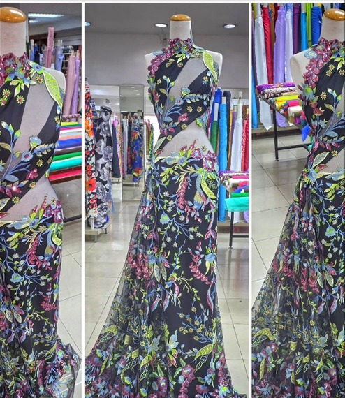 Vestidos con estampado floral sobre fondo oscuro