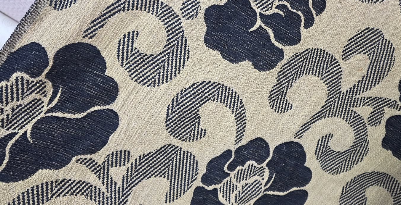 Jacquard floreado en negro y beige