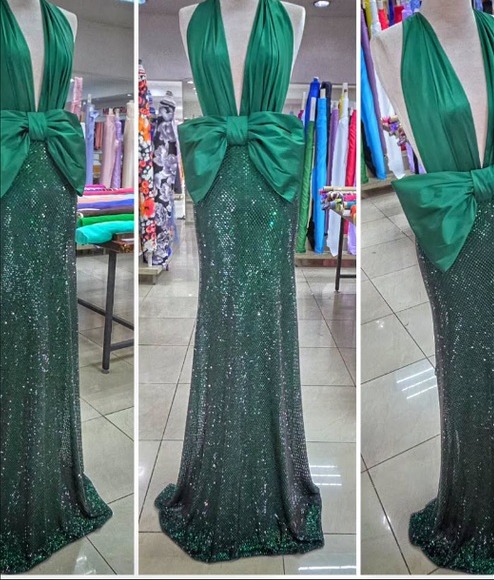 Vestidos verdes de lentejuela sobre maniquíes