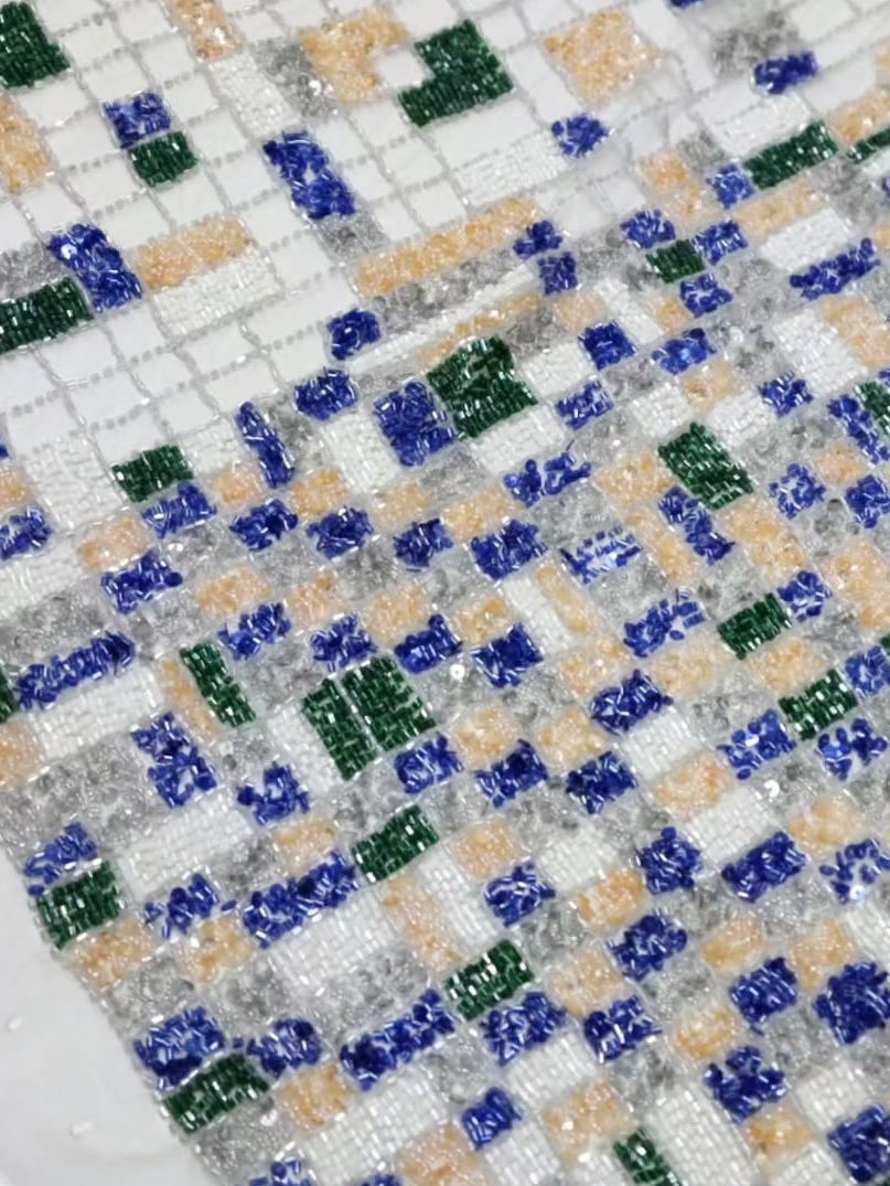 Detalle de malla bordada con mostacillas